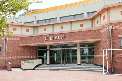 진교중학교 실내체육관 입구 썸네일 이미지